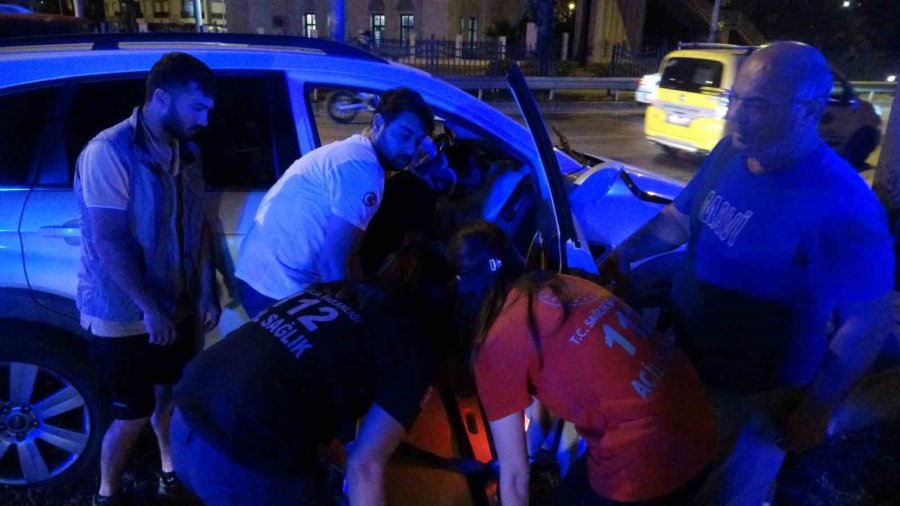 Kazada Yaralanan Kişiyi Hayatta Tutmak İçin Dakikalarca Kalp Masajı Yapıp Zamanla Yarıştılar