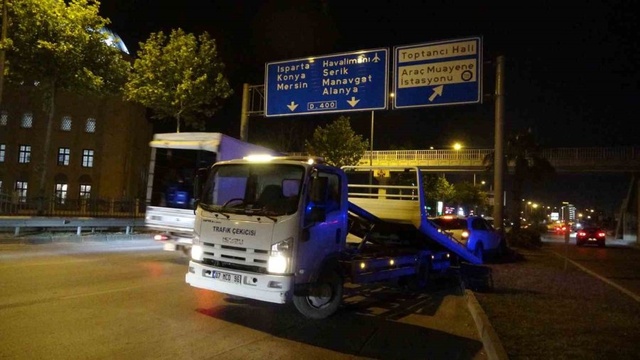 Kazada Yaralanan Kişiyi Hayatta Tutmak İçin Dakikalarca Kalp Masajı Yapıp Zamanla Yarıştılar