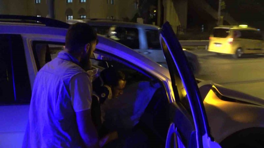 Kazada Yaralanan Kişiyi Hayatta Tutmak İçin Dakikalarca Kalp Masajı Yapıp Zamanla Yarıştılar