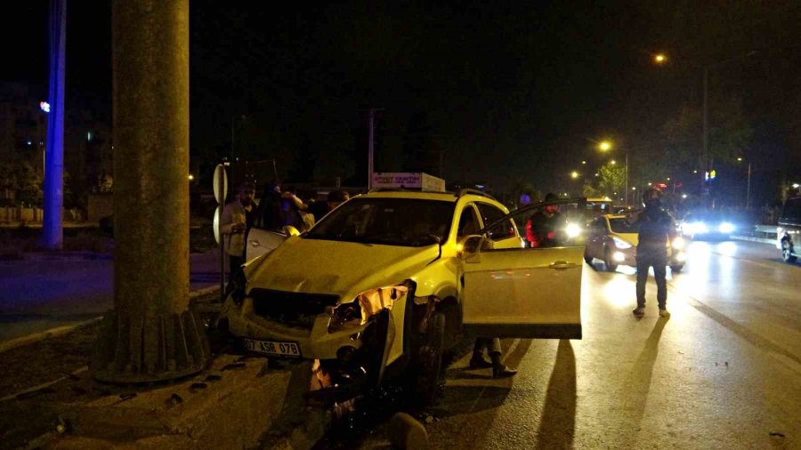 Kazada Yaralanan Kişiyi Hayatta Tutmak İçin Dakikalarca Kalp Masajı Yapıp Zamanla Yarıştılar