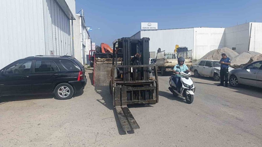 Kurtarıcıdan İnerken Halatı Kopan Forklift, Park Halindeki Otomobile Çarptı