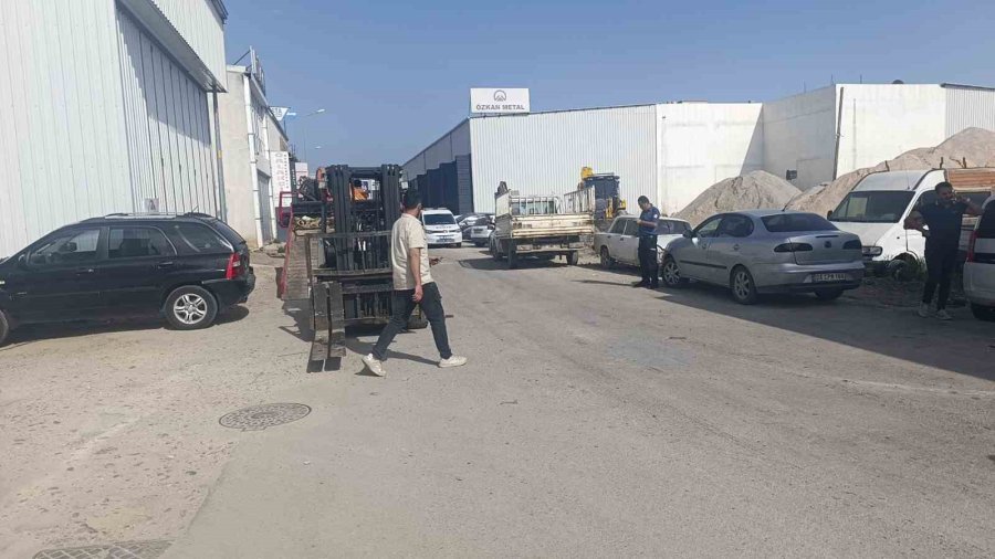 Kurtarıcıdan İnerken Halatı Kopan Forklift, Park Halindeki Otomobile Çarptı