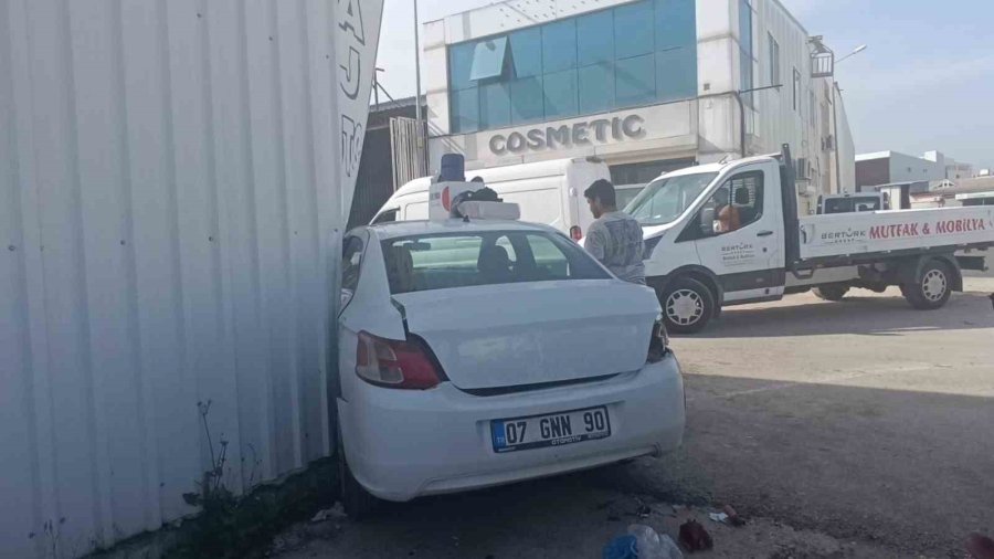 Kurtarıcıdan İnerken Halatı Kopan Forklift, Park Halindeki Otomobile Çarptı