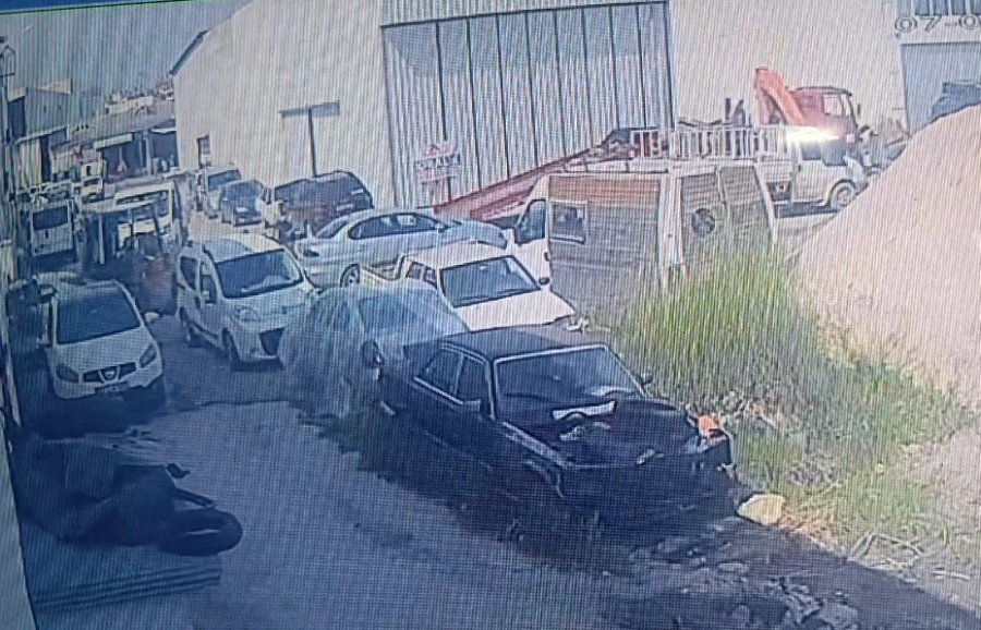 Kurtarıcıdan İnerken Halatı Kopan Forklift, Park Halindeki Otomobile Çarptı