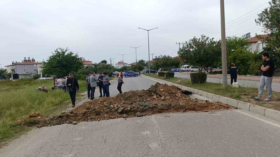 Mahkemeyi Kazanan Arazi Sahipleri Turizm Yolunu Kazıp Araç Trafiğine Kapattı