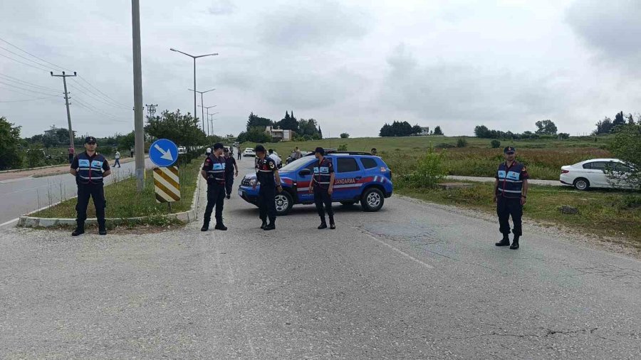 Mahkemeyi Kazanan Arazi Sahipleri Turizm Yolunu Kazıp Araç Trafiğine Kapattı