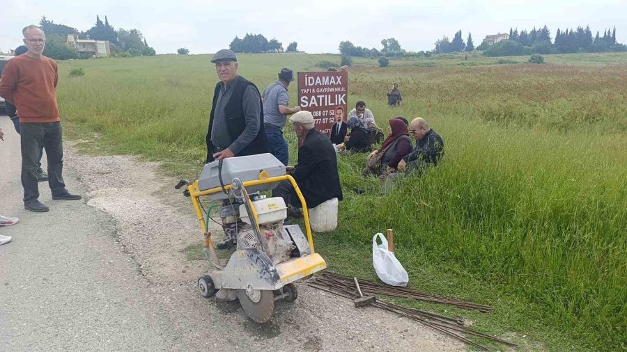 Mahkemeyi Kazanan Arazi Sahipleri Turizm Yolunu Kazıp Araç Trafiğine Kapattı