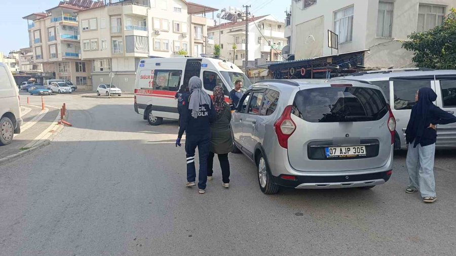 Manavgat’ta Hafif Ticari Araç İle Otomobil Çarpıştı: 1 Yaralı