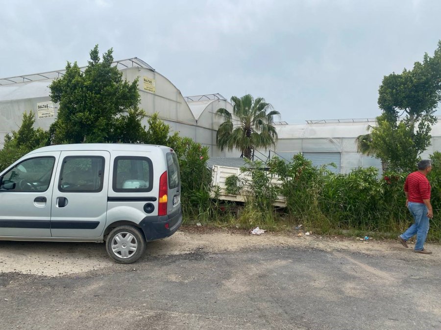 Serik’te Kamyonet Seraya Daldı: 1 Yaralı