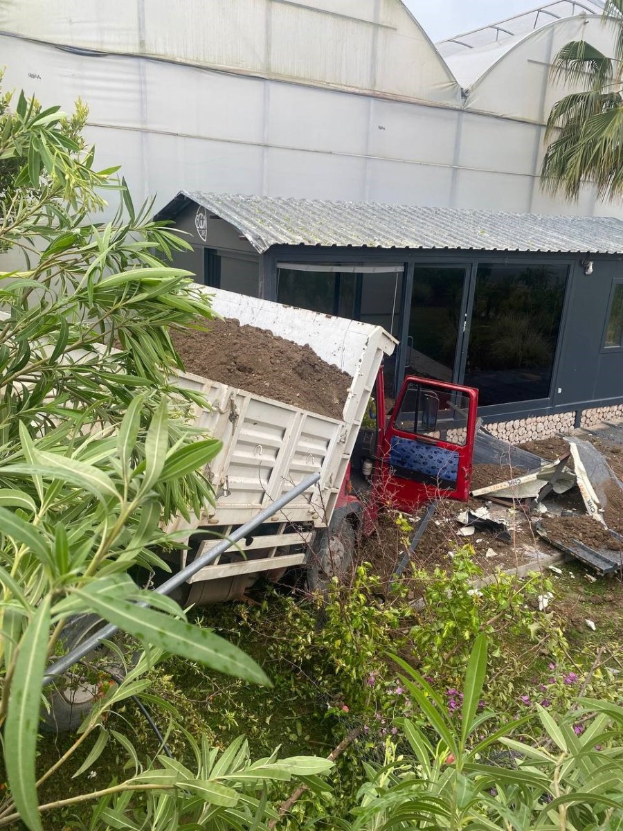 Serik’te Kamyonet Seraya Daldı: 1 Yaralı