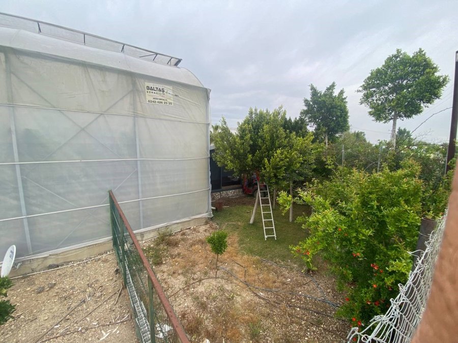 Serik’te Kamyonet Seraya Daldı: 1 Yaralı