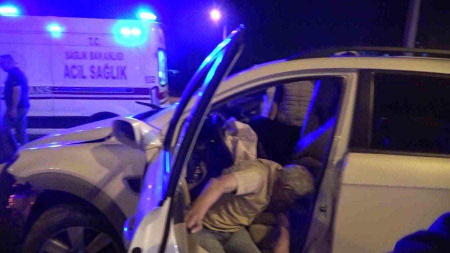 Kazada Yaralanan Kişiyi Hayatta Tutmak İçin Dakikalarca Kalp Masajı Yapıp Zamanla Yarıştılar