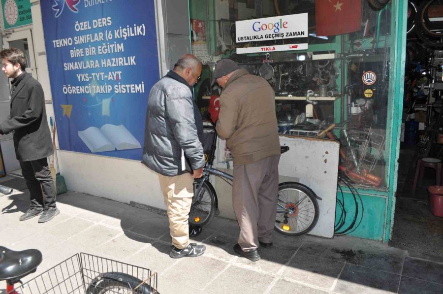 Kanser Olan Arkadaşının Dükkanında Bacayı Tüttürmeye Gayret Ediyor