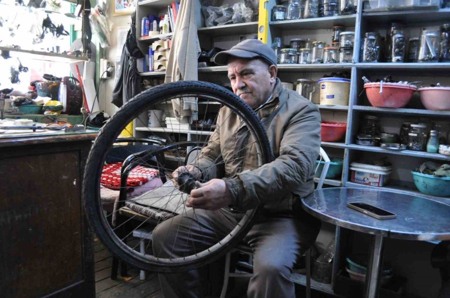 Kanser Olan Arkadaşının Dükkanında Bacayı Tüttürmeye Gayret Ediyor