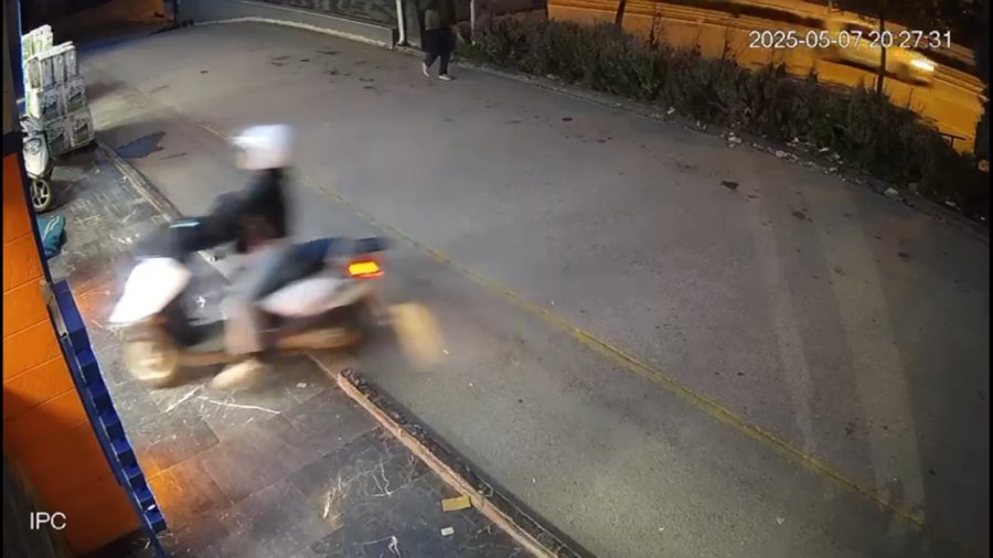 Motosiklet Kadın Sürücüsü İle Birlikte Petshop Mağazasının Camından İçeriye Daldı