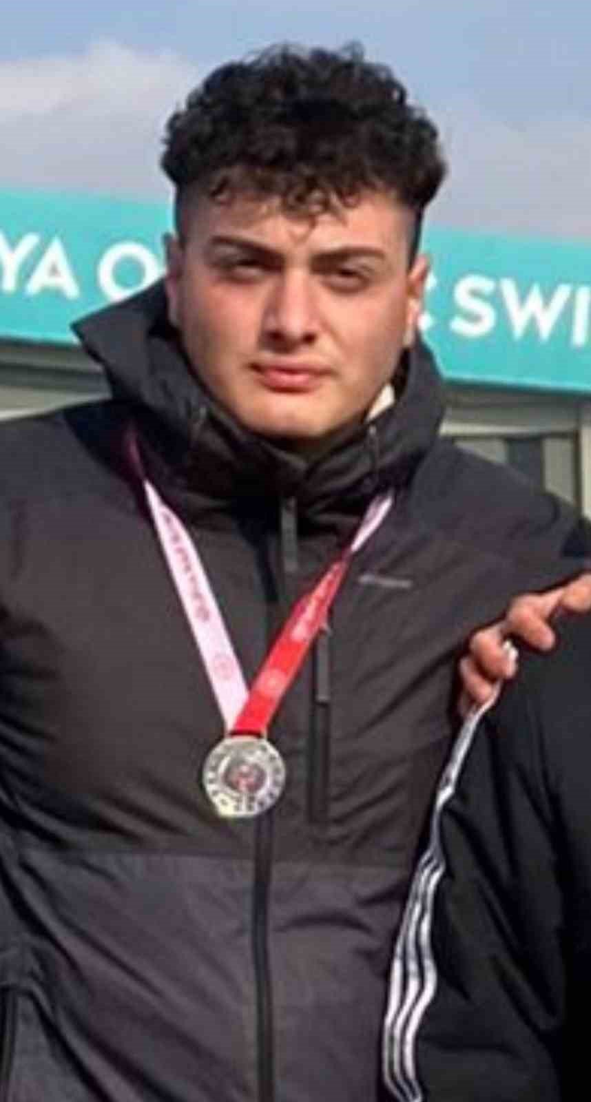 Ağaca Çarpan Otomobilin Sürücüsü Hayatını Kaybetti