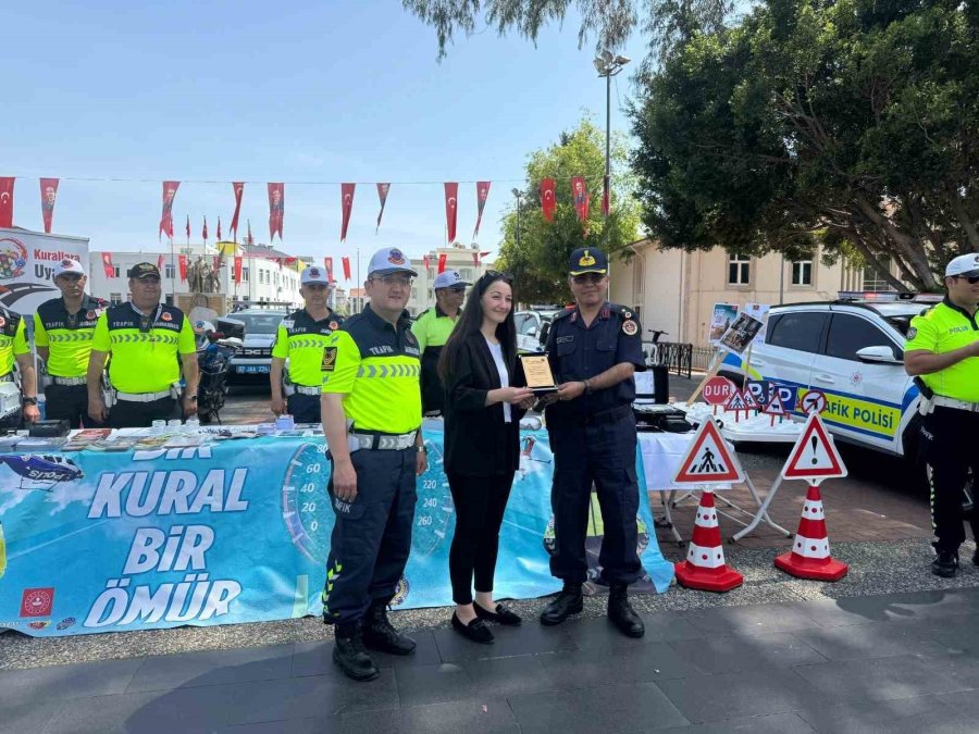 Manavgat’ta Örnek Sürücülere Plaket Verildi