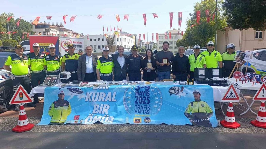 Manavgat’ta Örnek Sürücülere Plaket Verildi