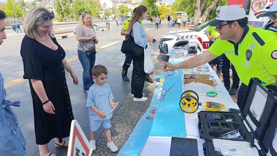 Manavgat’ta Örnek Sürücülere Plaket Verildi