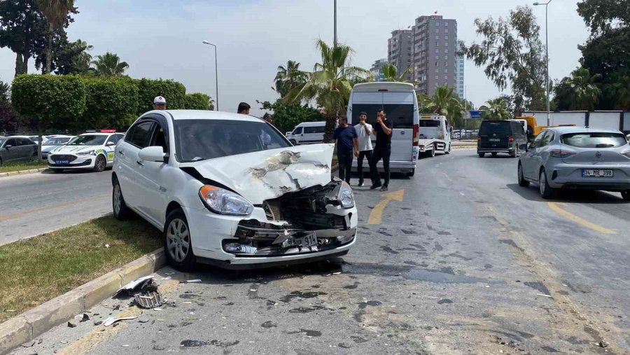 Otomobil Refüjü Aşarak Yolcu Minibüsü İle Çarpıştı: 3 Yaralı