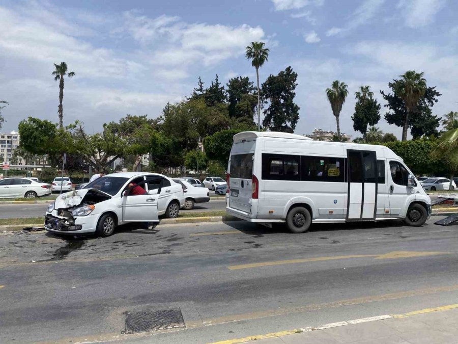 Otomobil Refüjü Aşarak Yolcu Minibüsü İle Çarpıştı: 3 Yaralı
