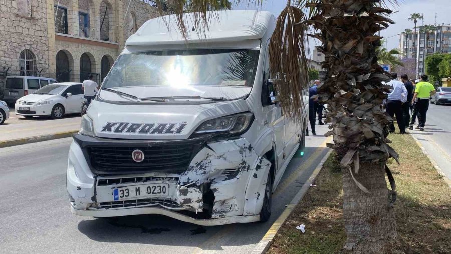 Otomobil Refüjü Aşarak Yolcu Minibüsü İle Çarpıştı: 3 Yaralı