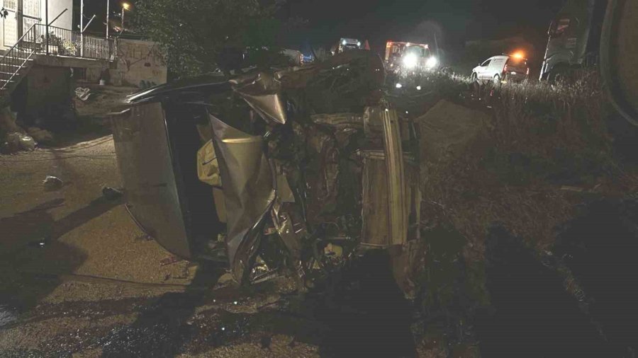 Tırla Hafif Ticari Araç Çarpıştı: 2 Yaralı