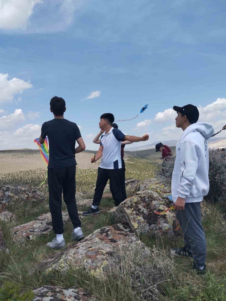 Niğde’de Öğrenciler Gençlik Yürüyüşü Yaptı