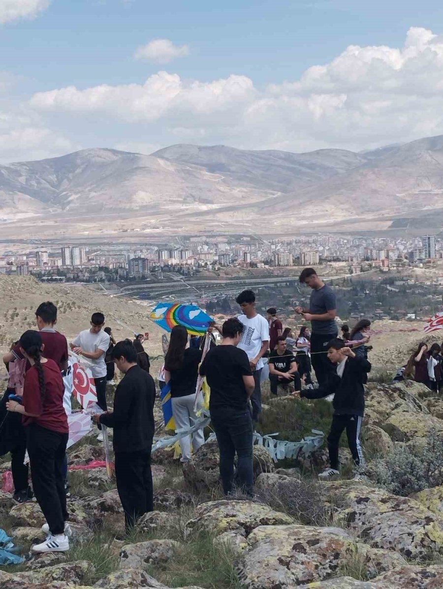 Niğde’de Öğrenciler Gençlik Yürüyüşü Yaptı