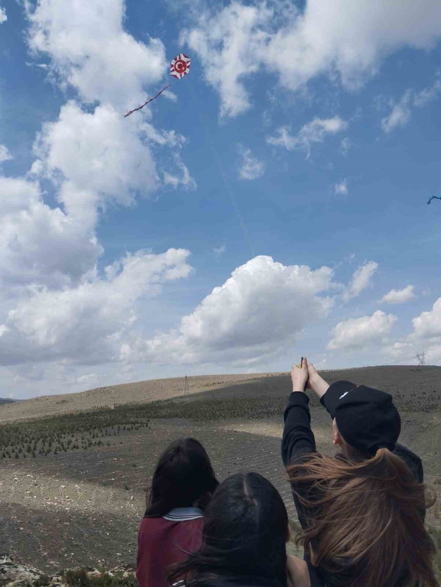 Niğde’de Öğrenciler Gençlik Yürüyüşü Yaptı