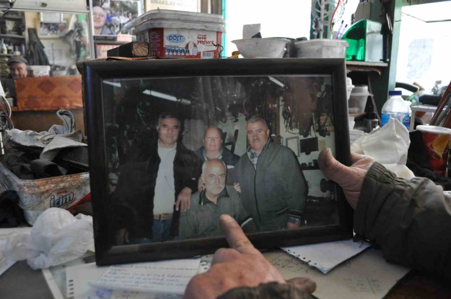 Kanser Olan Arkadaşının Dükkanında Bacayı Tüttürmeye Gayret Ediyor