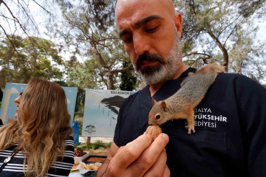 Antalya Doğal Yaşam Parkı’nda Annesiz Misafirlere Anneler Günü Kutlaması