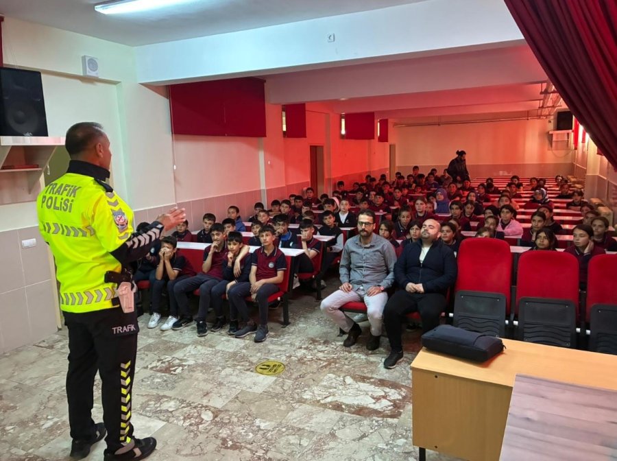 Niğde’de Öğrenciler Ve Sürücülere Trafik Eğitimi Verildi