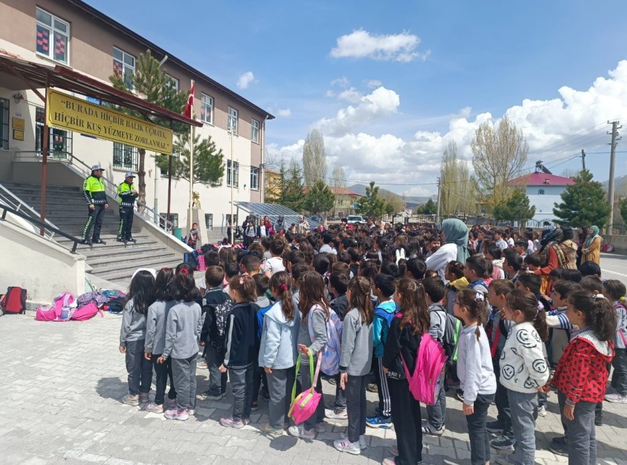Niğde’de Öğrenciler Ve Sürücülere Trafik Eğitimi Verildi