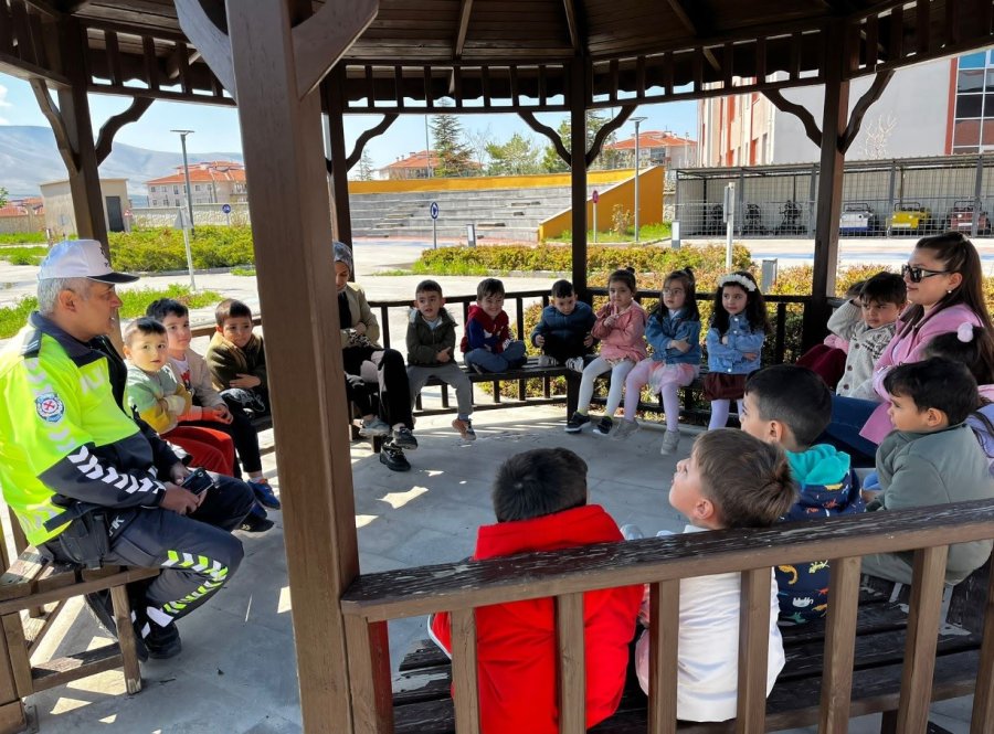 Niğde’de Öğrenciler Ve Sürücülere Trafik Eğitimi Verildi