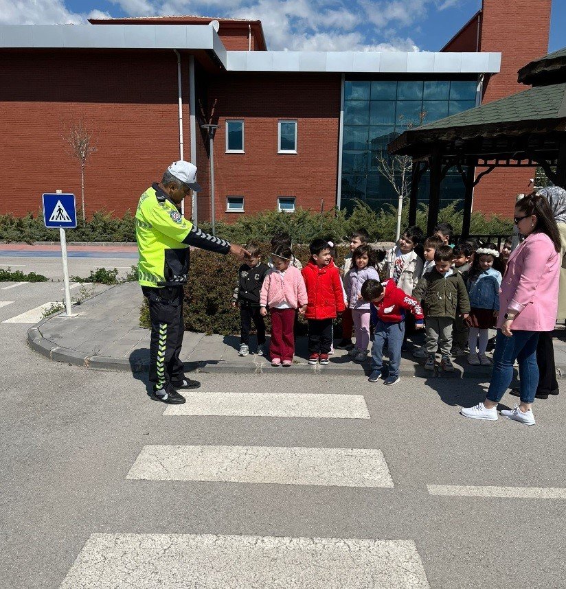 Niğde’de Öğrenciler Ve Sürücülere Trafik Eğitimi Verildi
