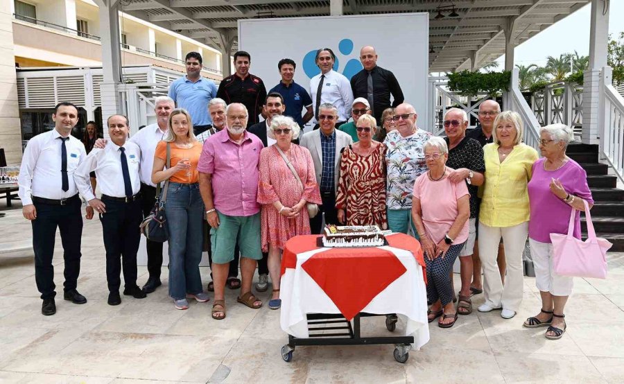 Alman Turist Çifte 30 Yıllık Sadakat Plaketi