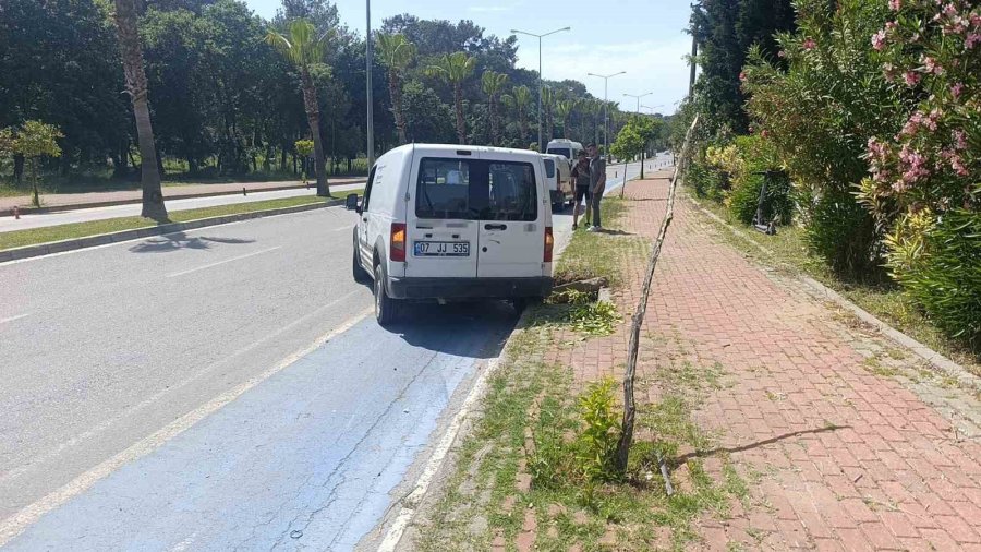 Lastiği Patlayan Araç Kaldırıma Çarpıp Devrilmekten Son Anda Kurtuldu