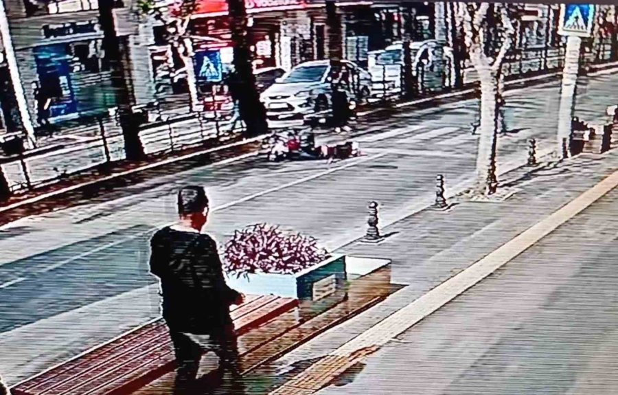 Yaya Geçidinde Frene Basıp Düşen Motosiklet Sürücüsü Kask Sayesinde Hayatta Kaldı