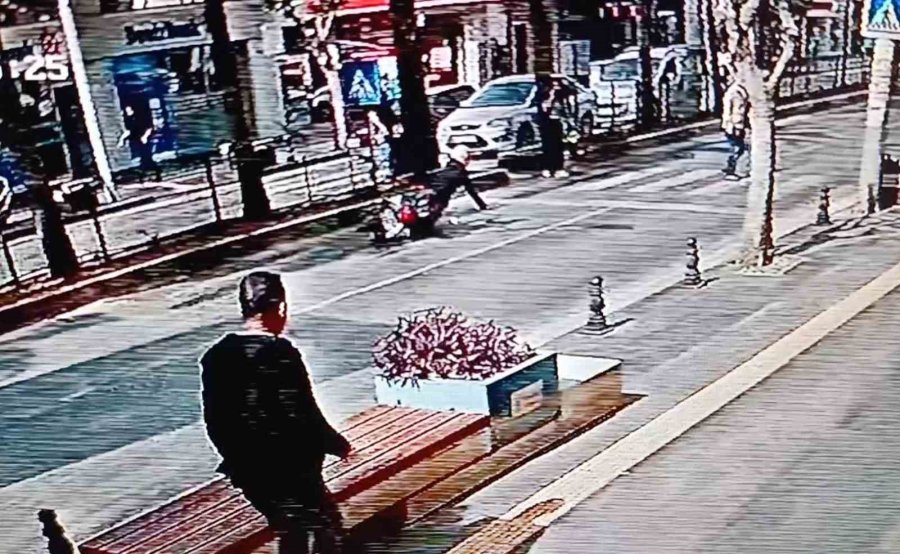 Yaya Geçidinde Frene Basıp Düşen Motosiklet Sürücüsü Kask Sayesinde Hayatta Kaldı