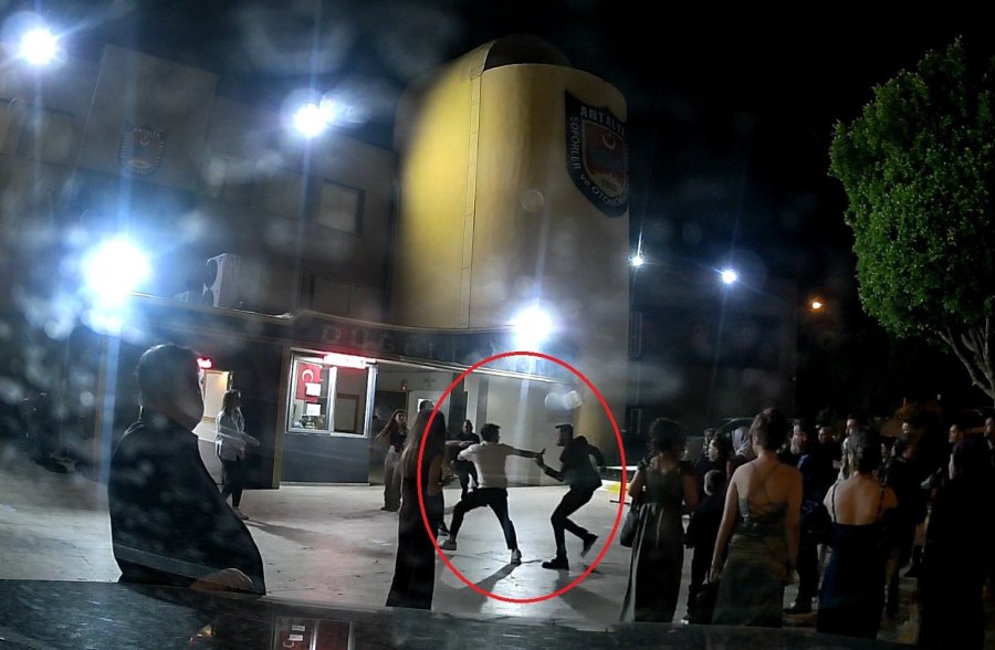 Kına Gecesi Bitiminde Egzoz Sesi Çıkaran Gelin Arabasını Uyardı, Damadın Saldırısına Uğradı