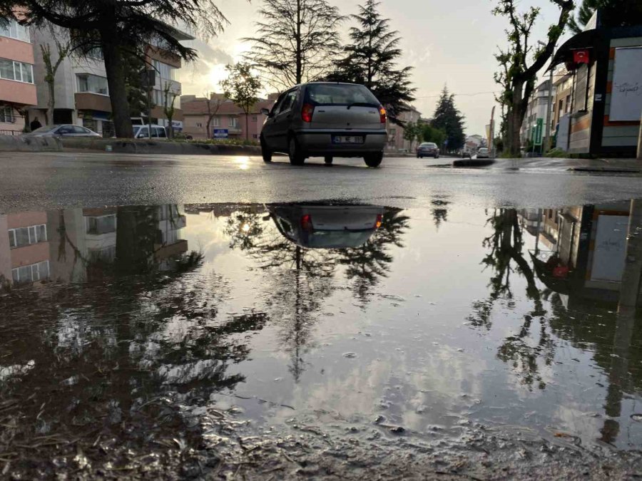 Vatandaşlar Islanmamak İçin Kapalı Alanların Girişlerine Sığındı