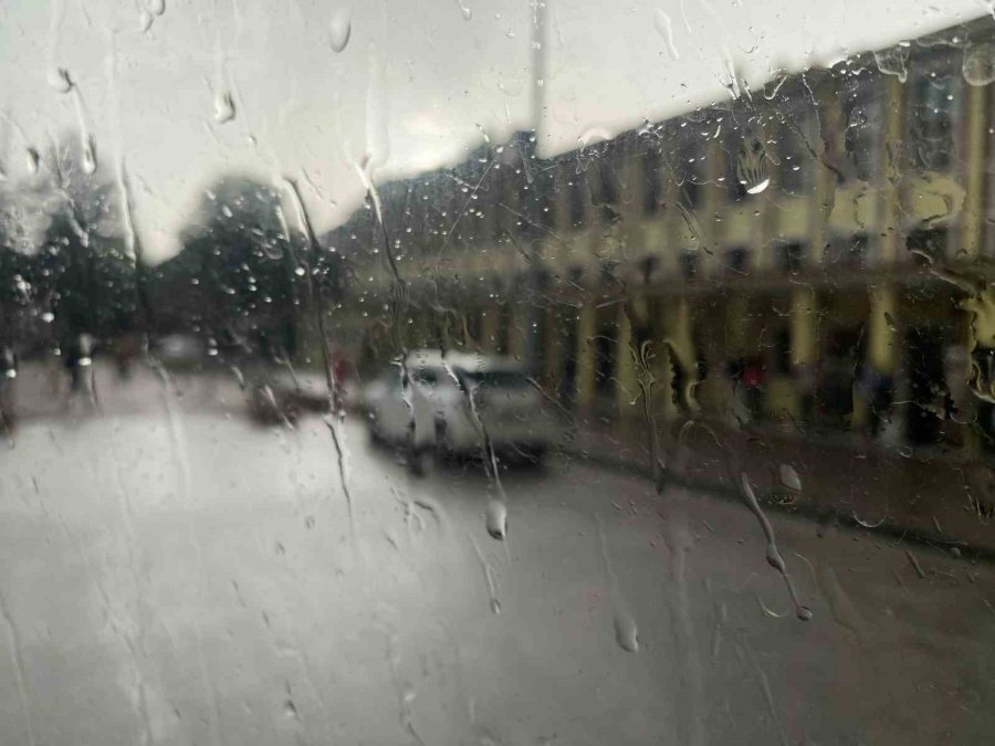 Vatandaşlar Islanmamak İçin Kapalı Alanların Girişlerine Sığındı