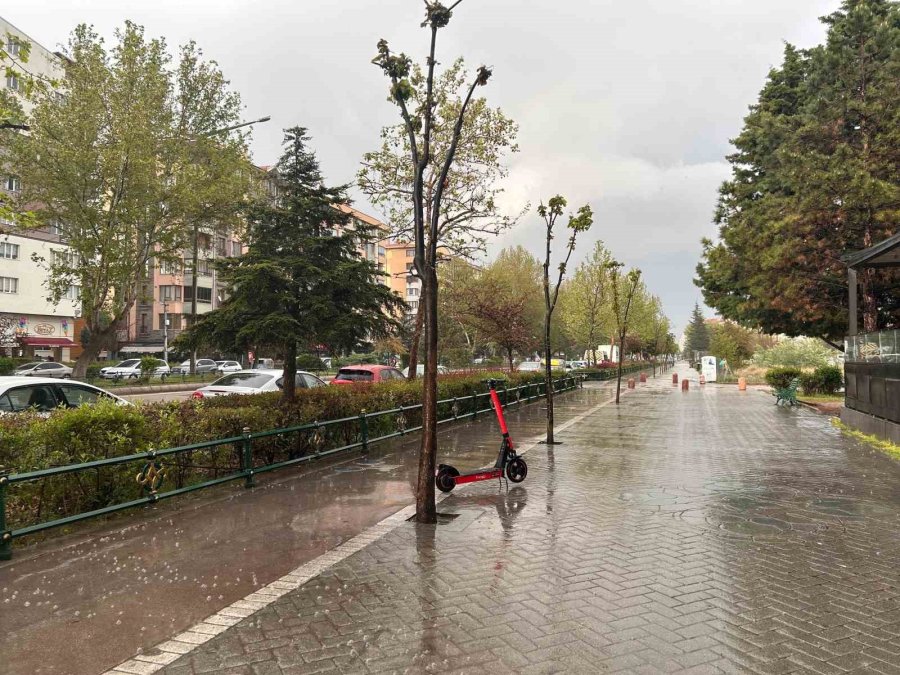 Vatandaşlar Islanmamak İçin Kapalı Alanların Girişlerine Sığındı