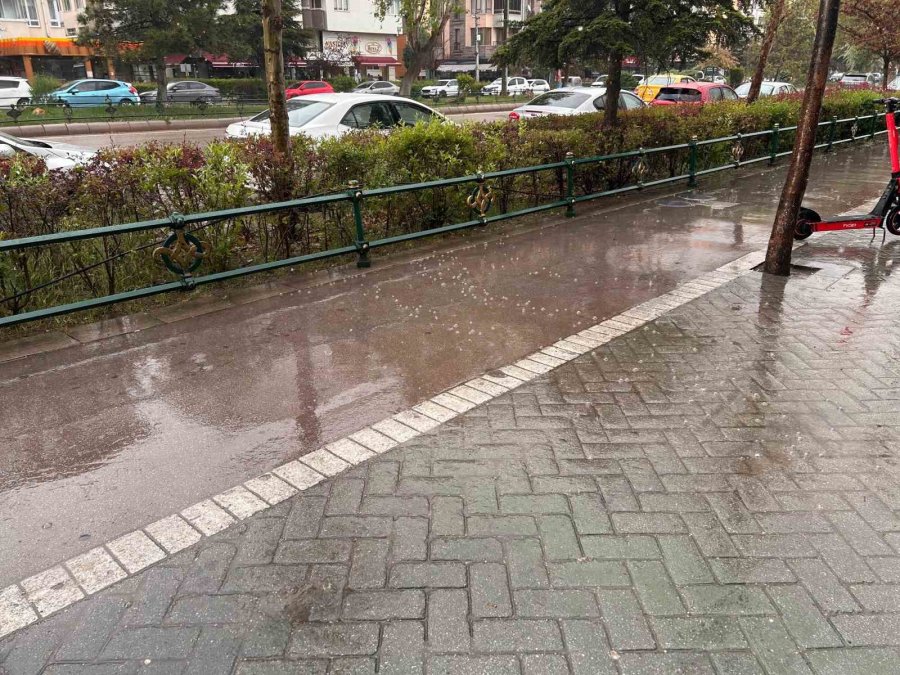 Vatandaşlar Islanmamak İçin Kapalı Alanların Girişlerine Sığındı