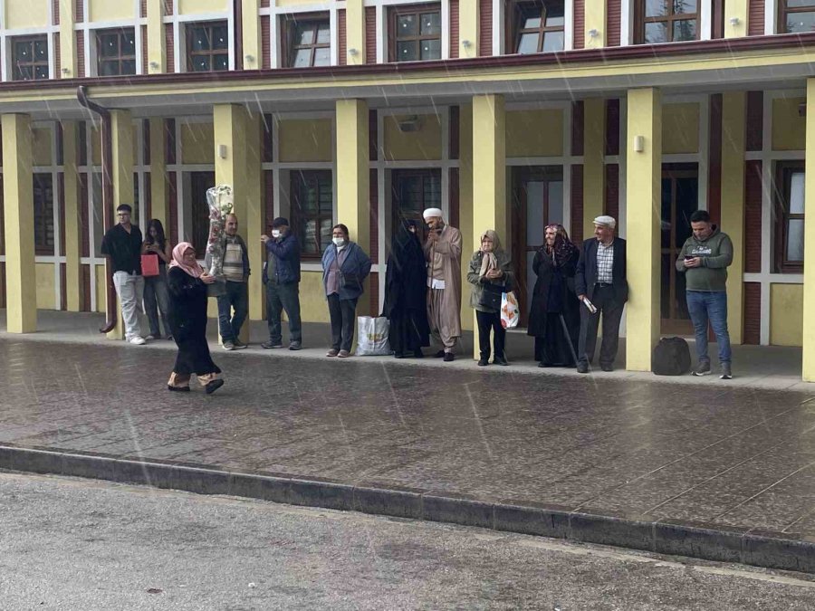 Vatandaşlar Islanmamak İçin Kapalı Alanların Girişlerine Sığındı