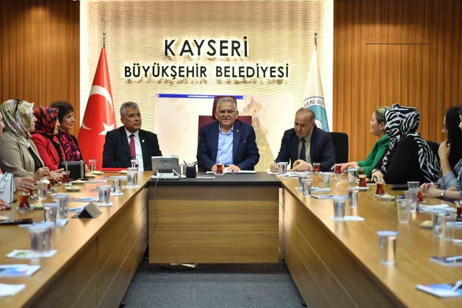 Başkan Büyükkılıç, Kadın Muhtarların Anneler Gününü Kutladı