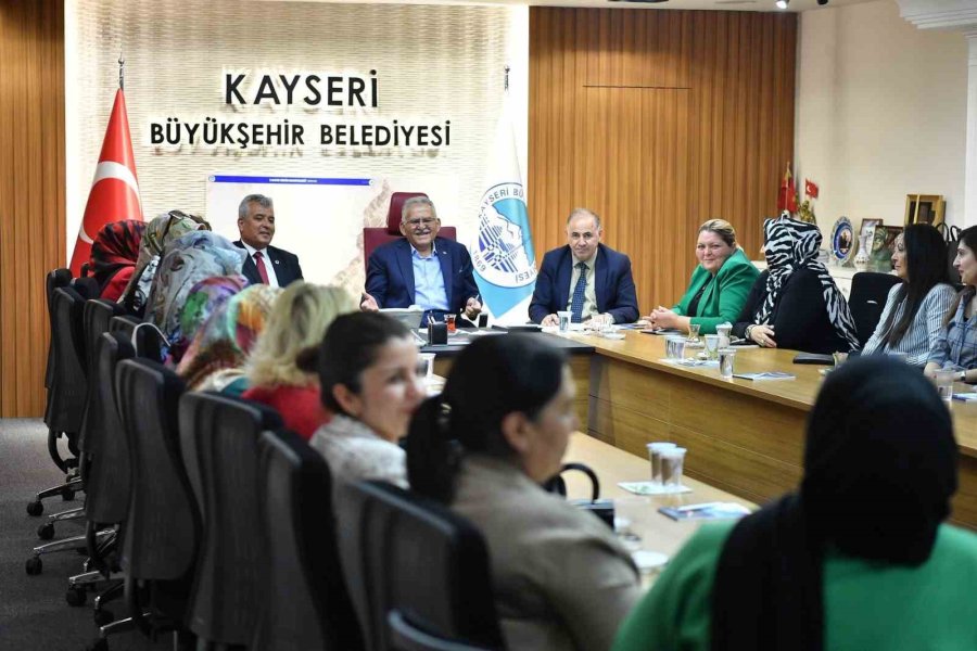 Başkan Büyükkılıç, Kadın Muhtarların Anneler Gününü Kutladı