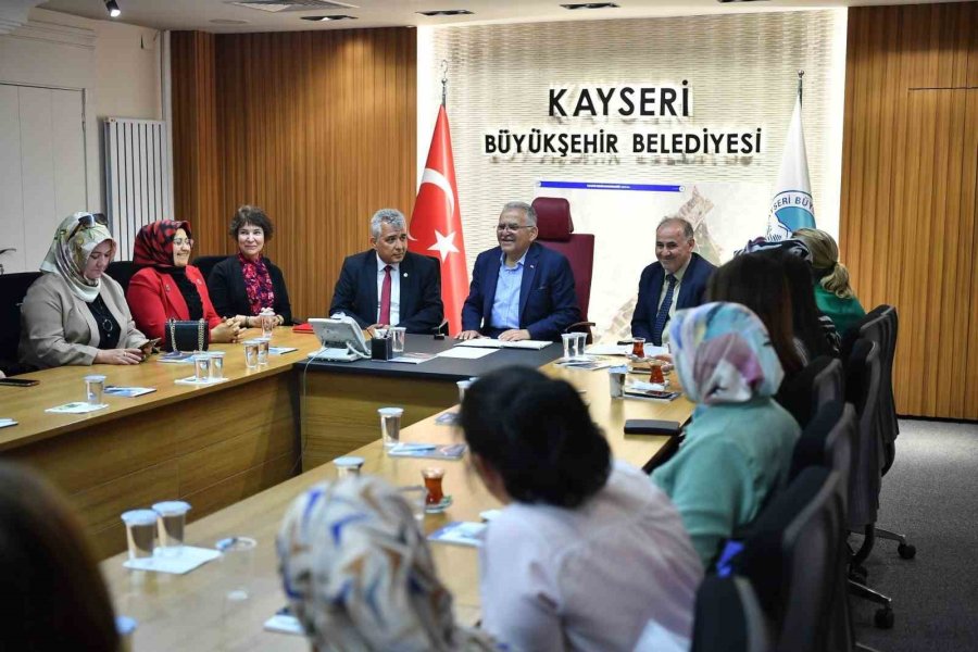 Başkan Büyükkılıç, Kadın Muhtarların Anneler Gününü Kutladı