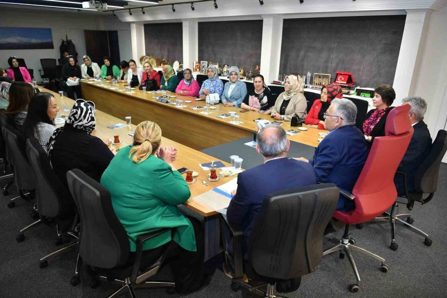 Başkan Büyükkılıç, Kadın Muhtarların Anneler Gününü Kutladı